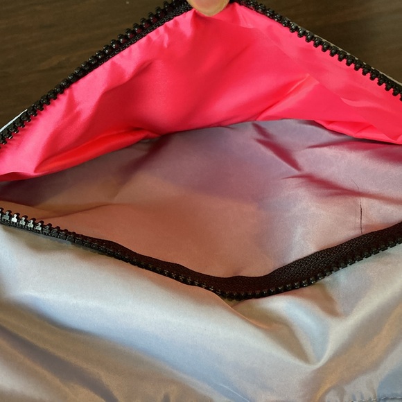 Victoria Secret Sports Duffle Gym Bag NWT - Picture 4 of 5